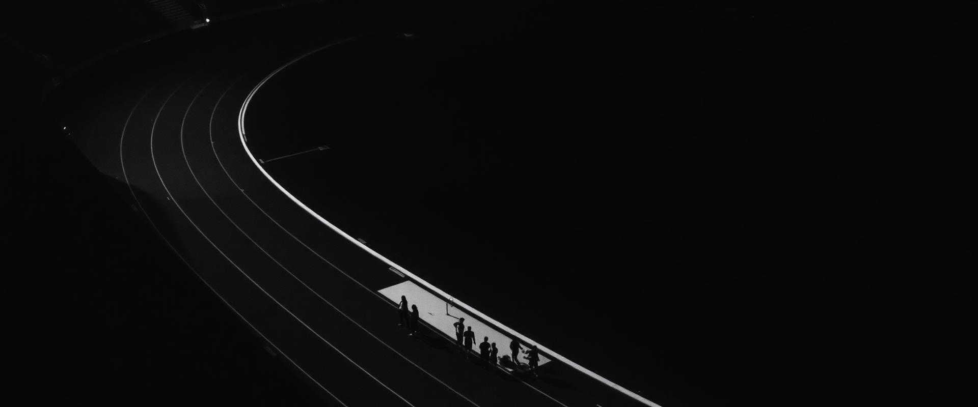 Grupo de corredores reunidos en la pista de noche