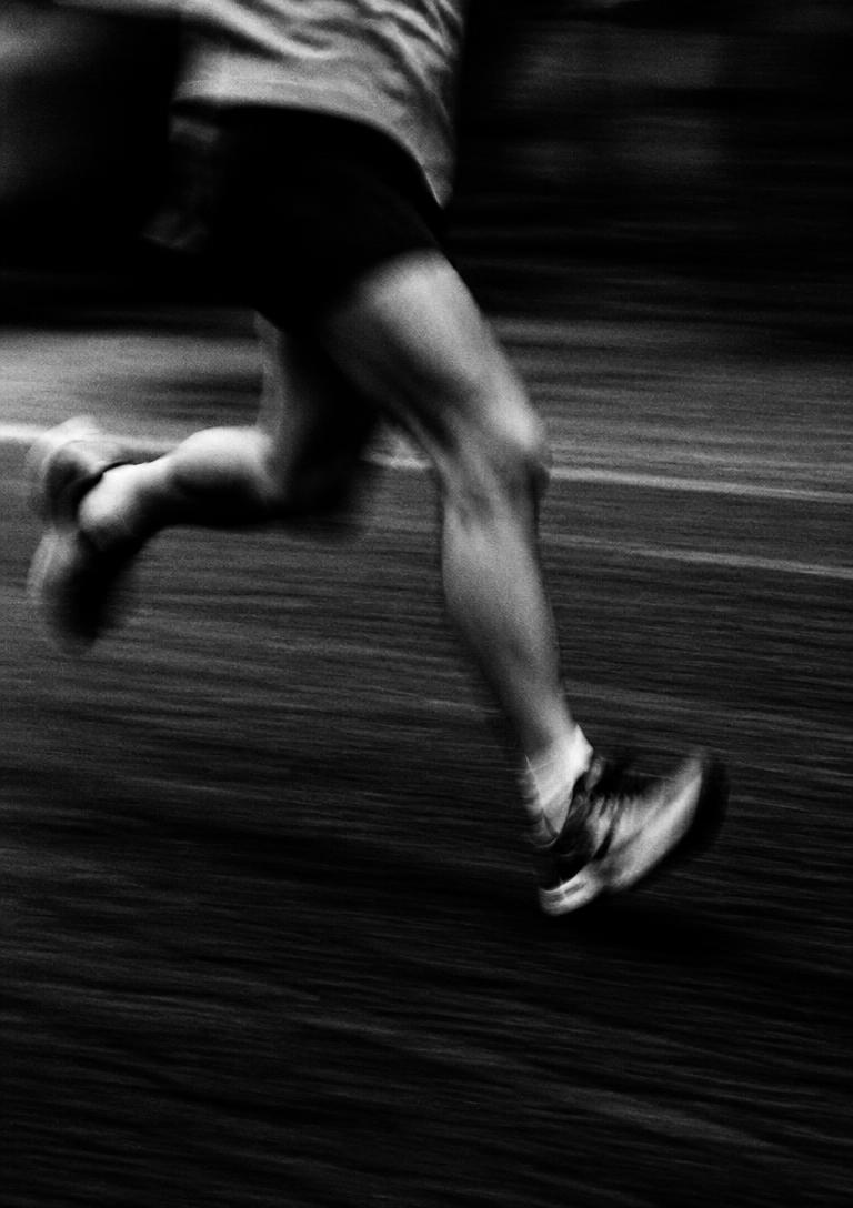 Piernas de una persona corriendo en la noche